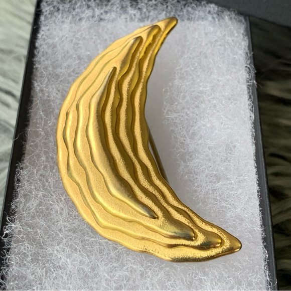 Vintage Crescent Moon Shaped Brooch - Picture 2 of 7